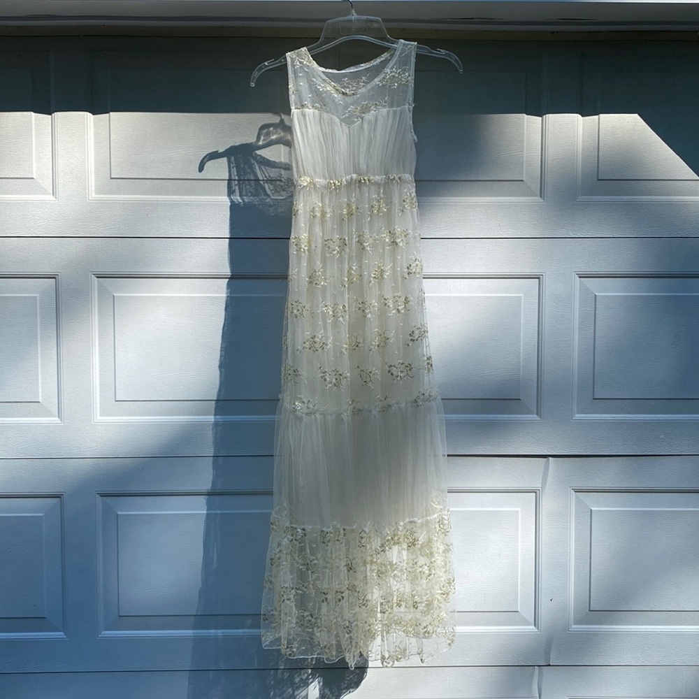 Vintage-like white lace maxi dress